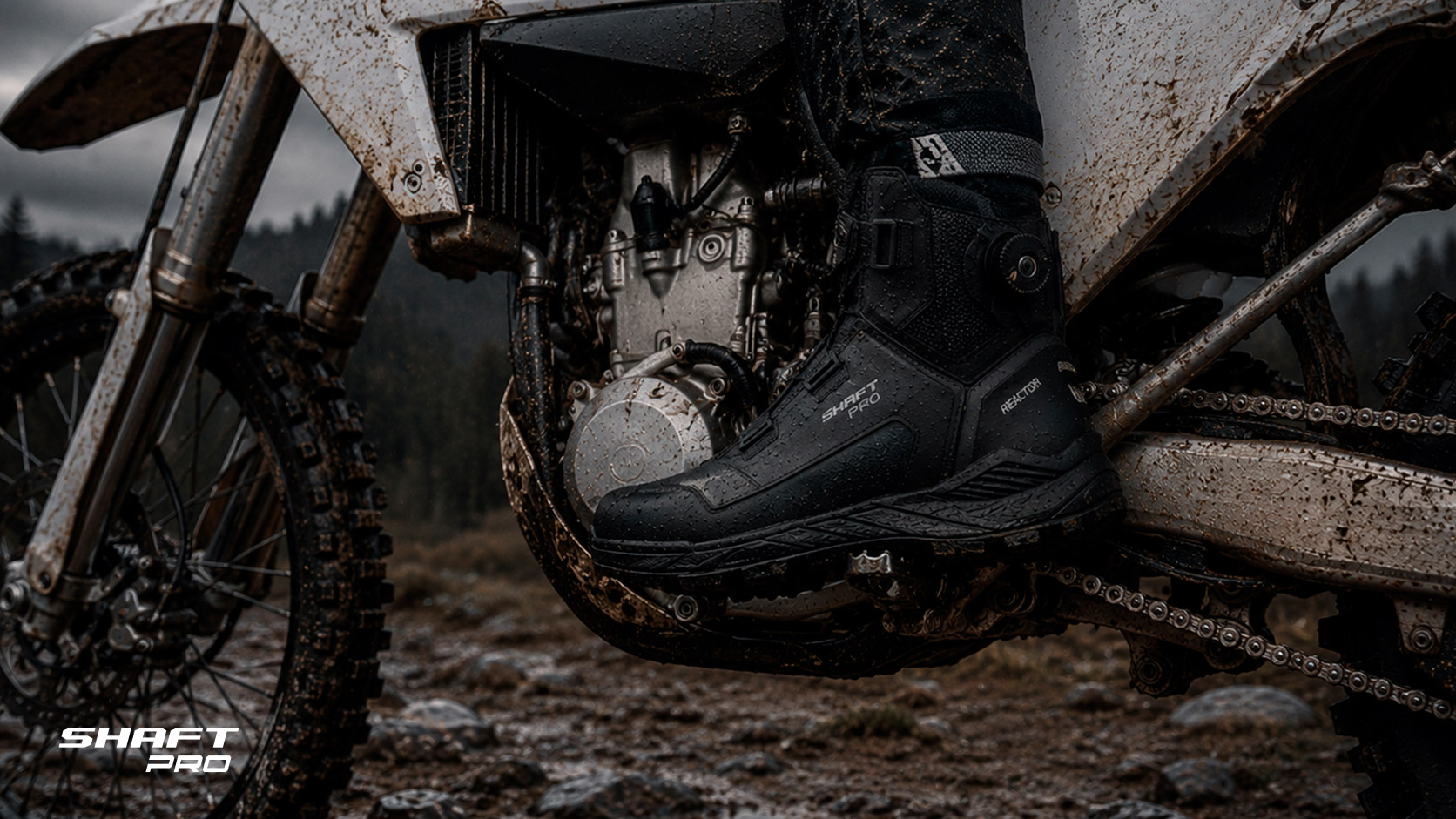 Motociclista usando botas Shaft Pro Reactor durante un recorrido.